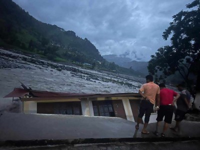 मेलम्चीको बाढीले सिन्धुपाल्चोकमा बगायो माध्यामिक विद्यालयको भवन - स्थानियलाई त्रास