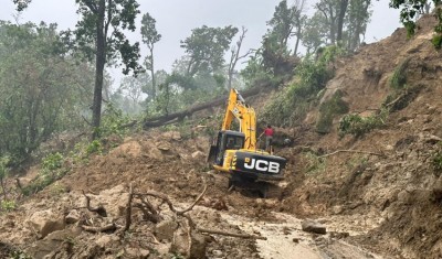 पहिरोका कारण भीमदत्त राजमार्ग चार दिनदेखि अवरुद्ध, यात्रुलाई सास्ती