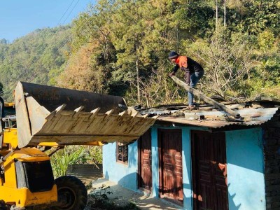 मेलम्ची बजारमा अनधिकृत संरचना हटाउन नगरपालिकाले चलायो डोजर