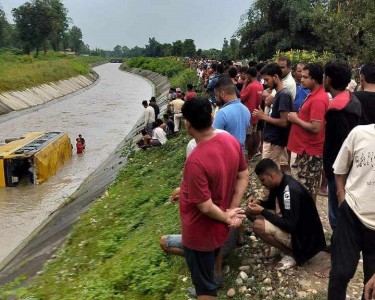 टीकापुरमा स्कुल बस दुर्घटना, १५ जना घाइते