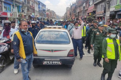 पार्किङ क्षेत्र नभएको भन्दै ट्याक्सी व्यवसायीद्वारा सडक अवरुद्ध