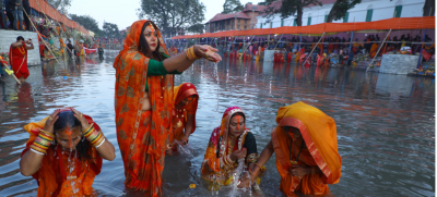 सूर्यको पूजा आराधना गरी आज छठ पर्व मनाइँदै