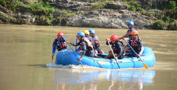 प्रहरीले पक्राउ गरेपछि भोटेकोशीमा हाम फालेका तामाङ खोज्न सशस्त्रको गोताखोर परिचालन