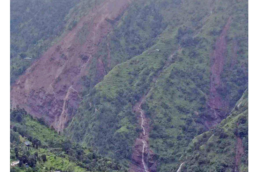 दोलखामा पहिरो नाबालकको मृत्यु ३ जना बेपत्ता