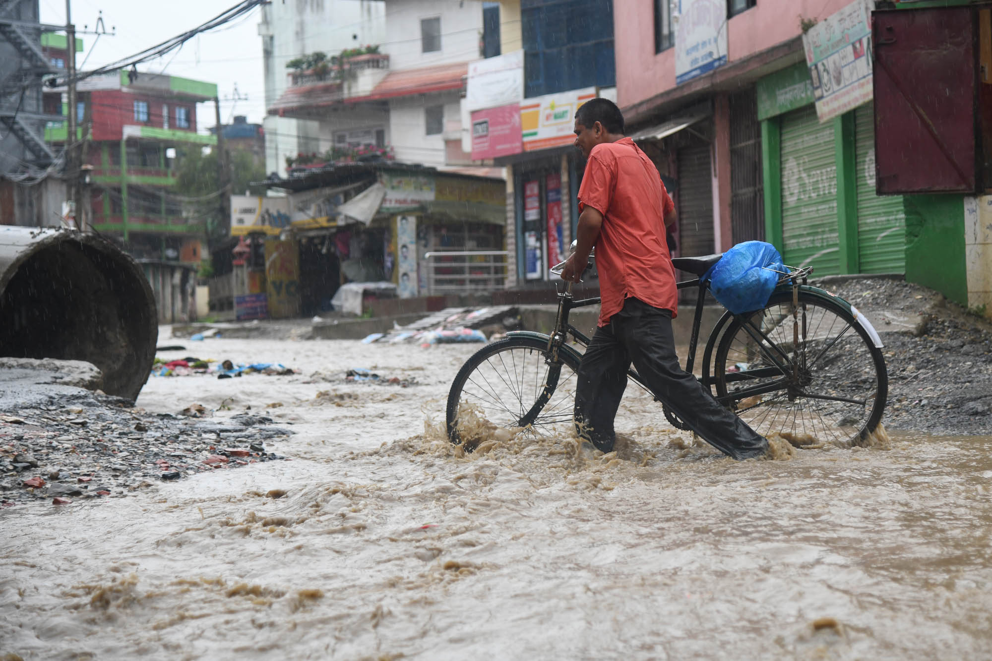 काठमाडौंमा नालामा बगेर एक बालक बेपत्ता