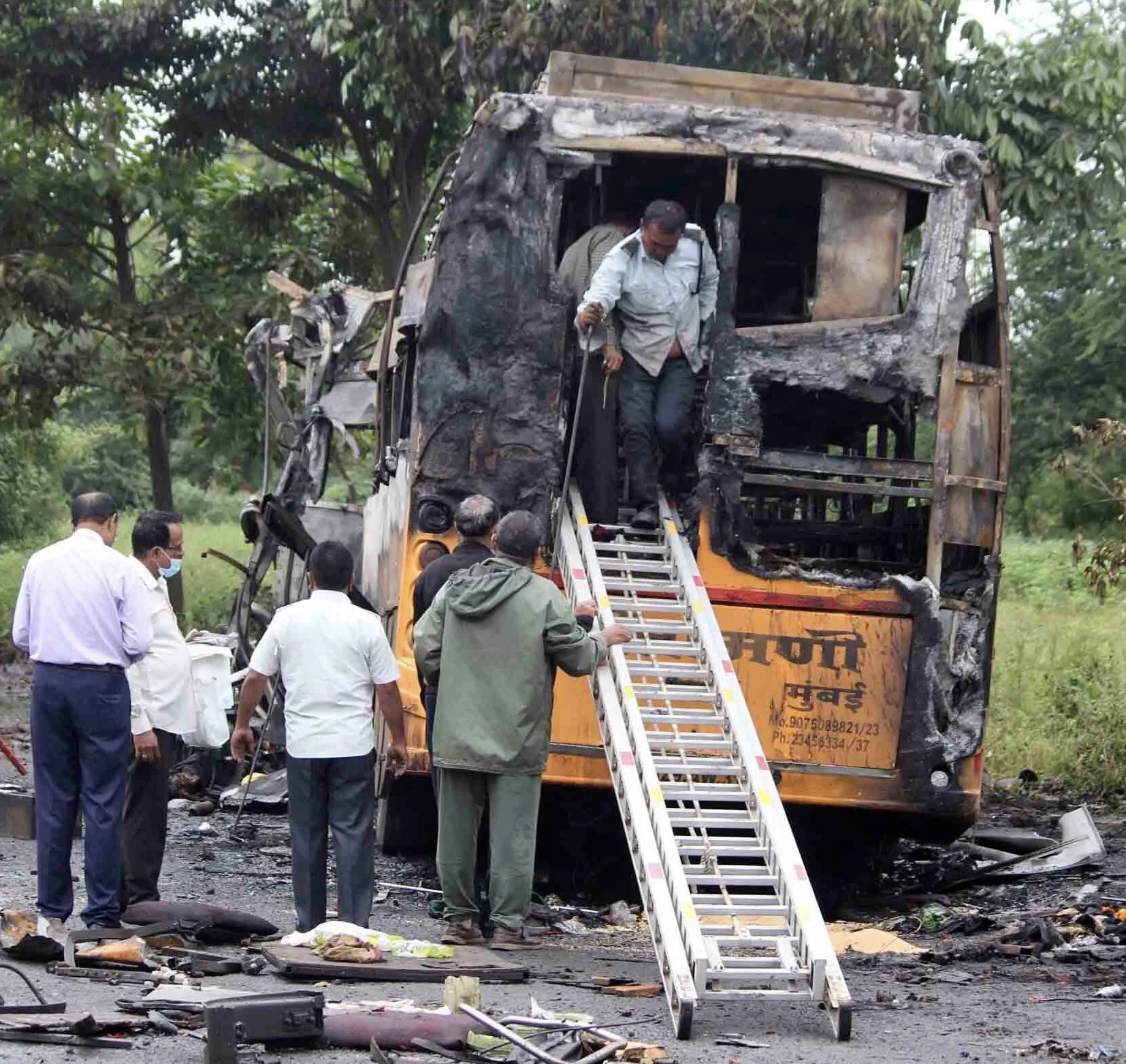 भारतः दुर्घटनाग्रस्त बसमा आगलागी हुदाँ जलेर २५ यात्रीकाे मृत्यु