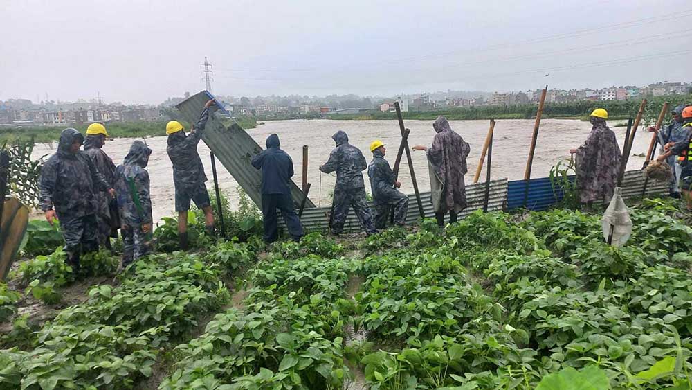 मनोहरा खोला बस्तीमा पसेपछि अस्थायी बार लगाईयो