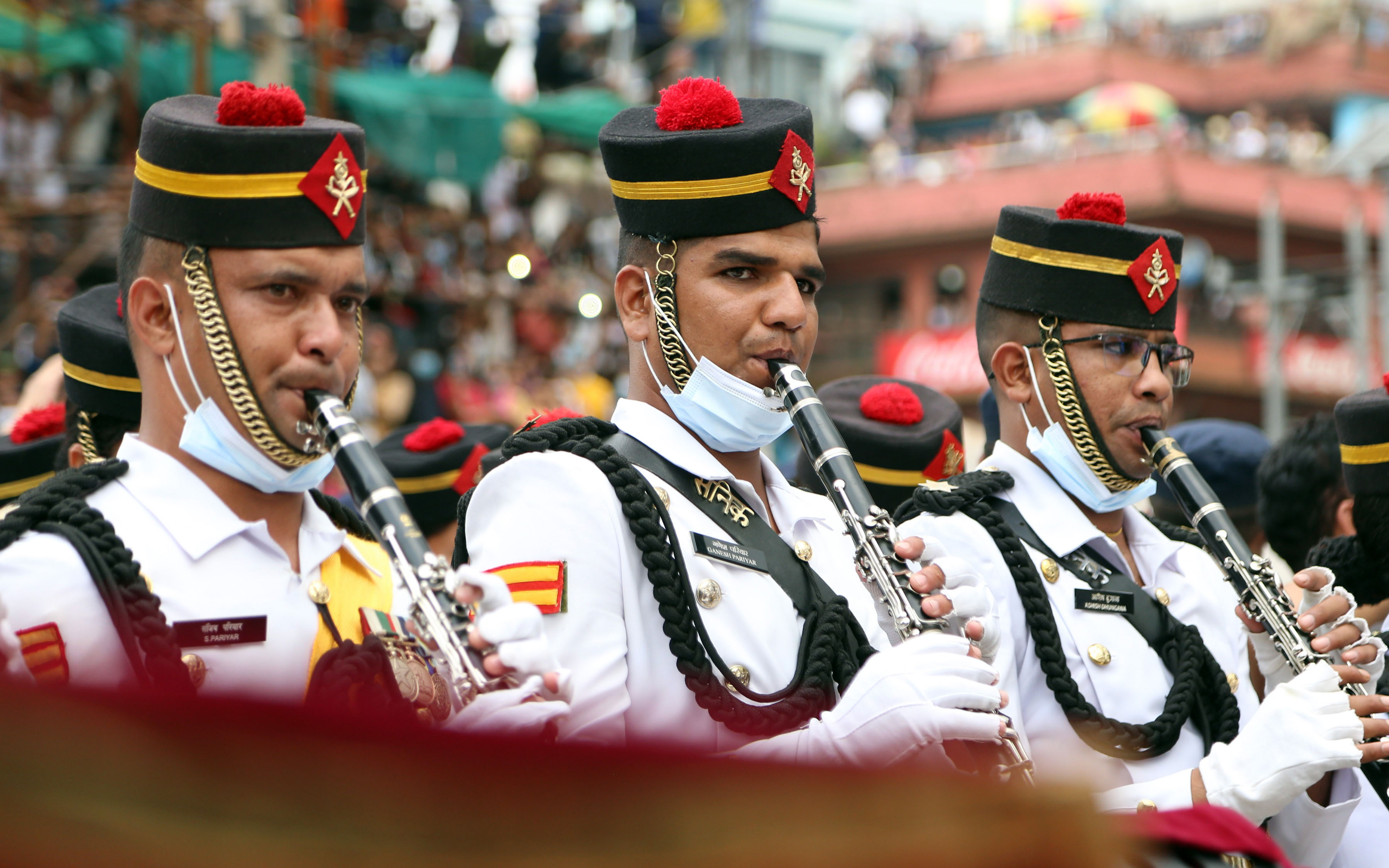 कुख्यात हत्यारा जेलमुक्त हुँदा प्रहरीको ससम्मान बिदाइ, बलात्कार आरोपितलाई एयरपोर्टमै हतकडी