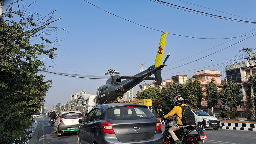 सैनिक प्रदर्शनी : ट्रकमा राखेर जंगीअड्डा लगियो सैनिक हेलिकोप्टर