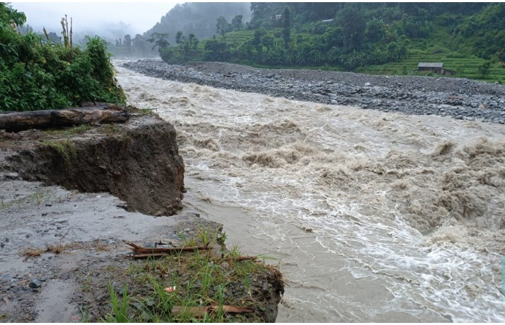 लगातारको वर्षासँगै बाढी–पहिरोले देशका विभिन्न ठाउँमा जनधनको क्षति