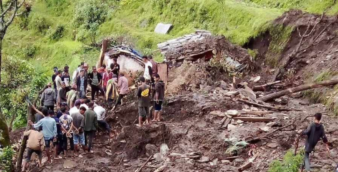 बैतडीमा पहिरोमा पुरिएर आमाछोराको मृत्यु