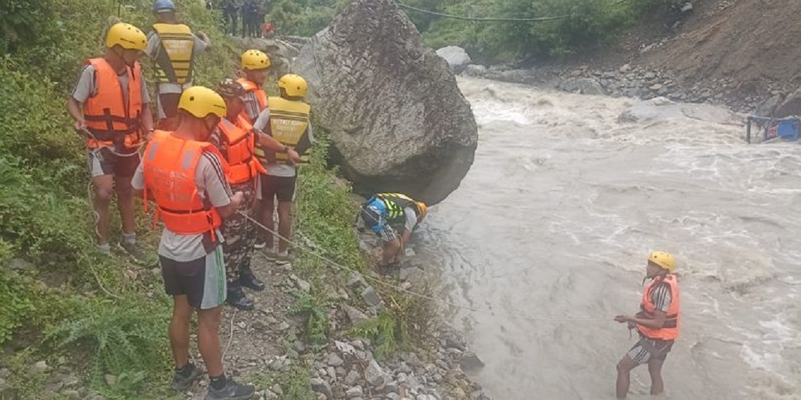 बाजुरामा खोलाले ट्याक्टर बगाउँदा चालक बेपत्ता