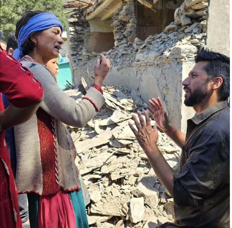 हेलिकप्टरको आवाजले भूकम्पले चर्किएका घरहरू नभत्किउन् भन्ने रवीको प्रधानमन्त्री प्रचण्डलाई आग्रह - हेरौं फेसबुक स्टाटस पनि