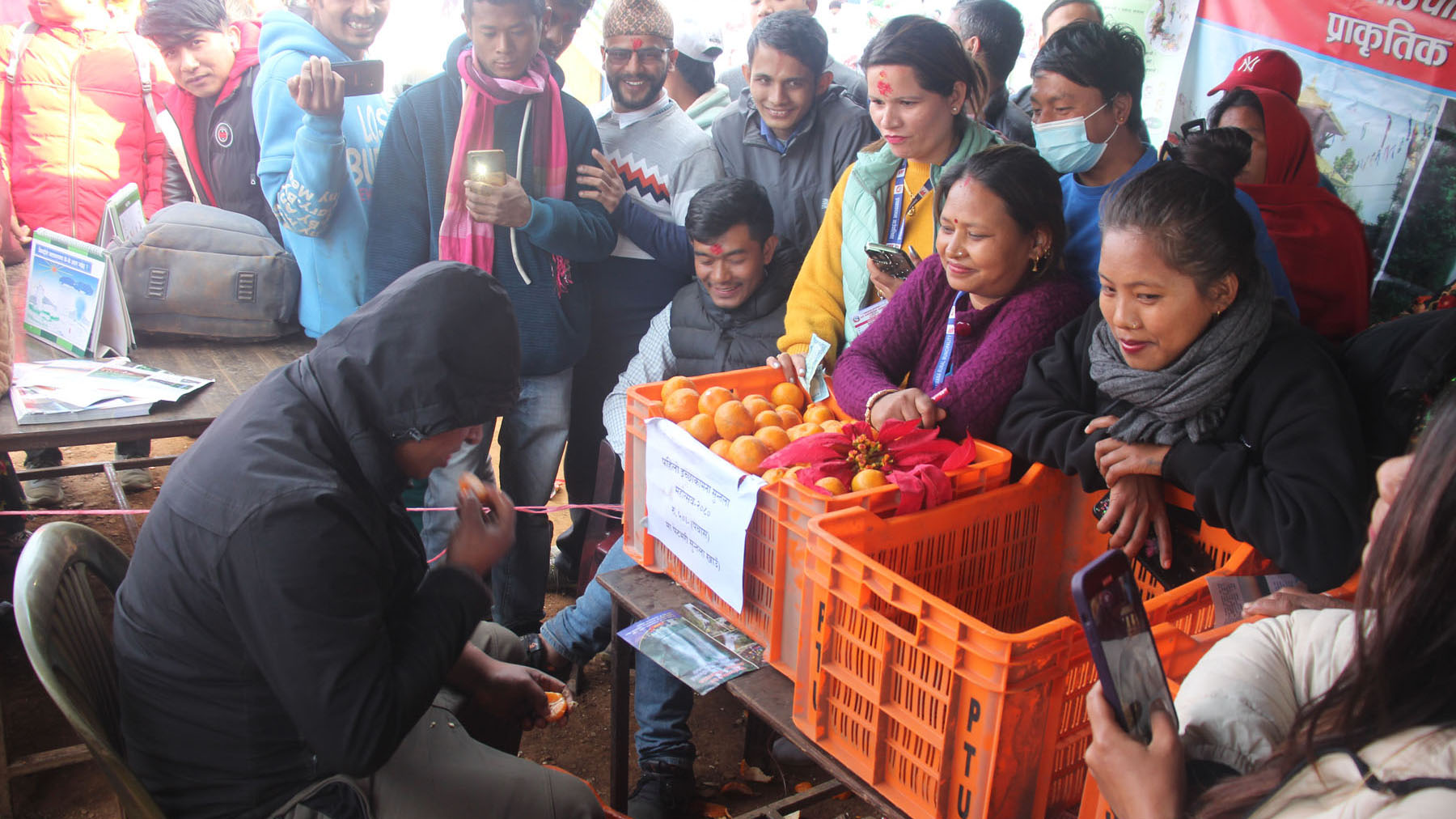 चितवनमा सुन्तला खाने प्रतियोगिता