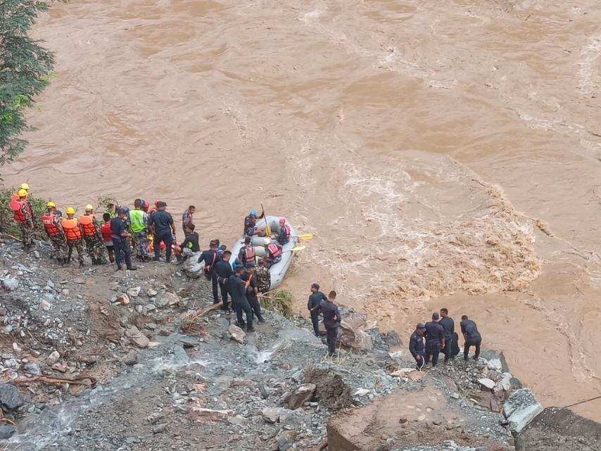 त्रिशुलीमा खसेका दुवै बस अहिलेसम्म भेटिएनन्, आजको खोजी कार्य स्थगित