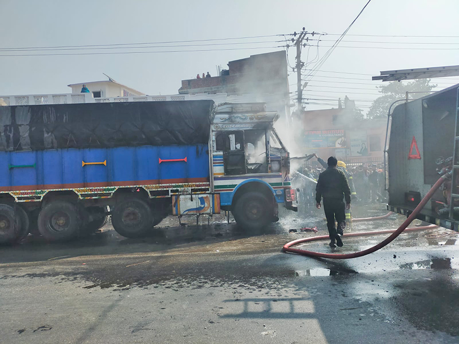 ट्रकको ठक्करबाट विराटनगरमा स्कुटर चालकको मृत्यु : ट्रकमा आगजनी